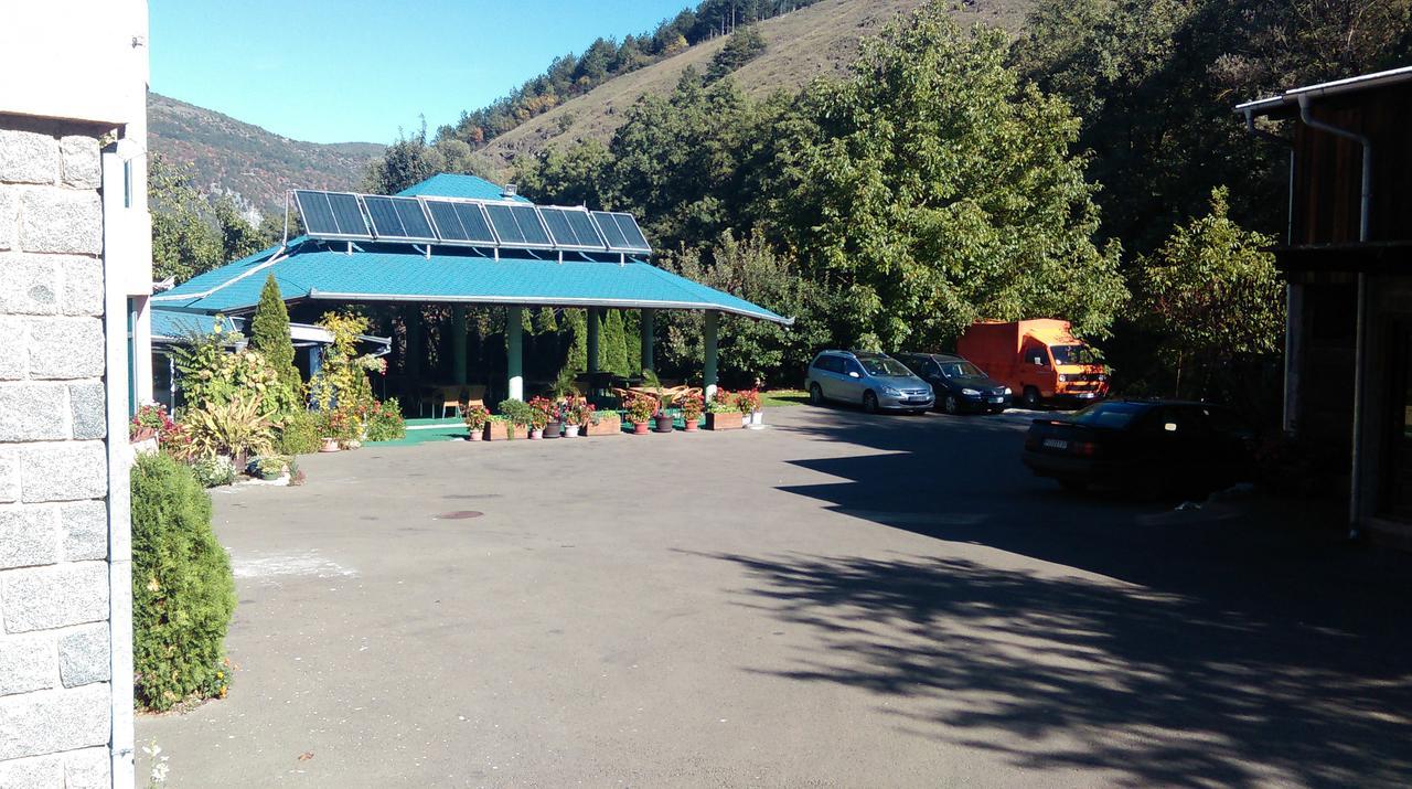 Bed & Breakfast Karavan Raška エクステリア 写真